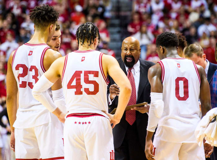 Mike Woodson gets in the huddle.